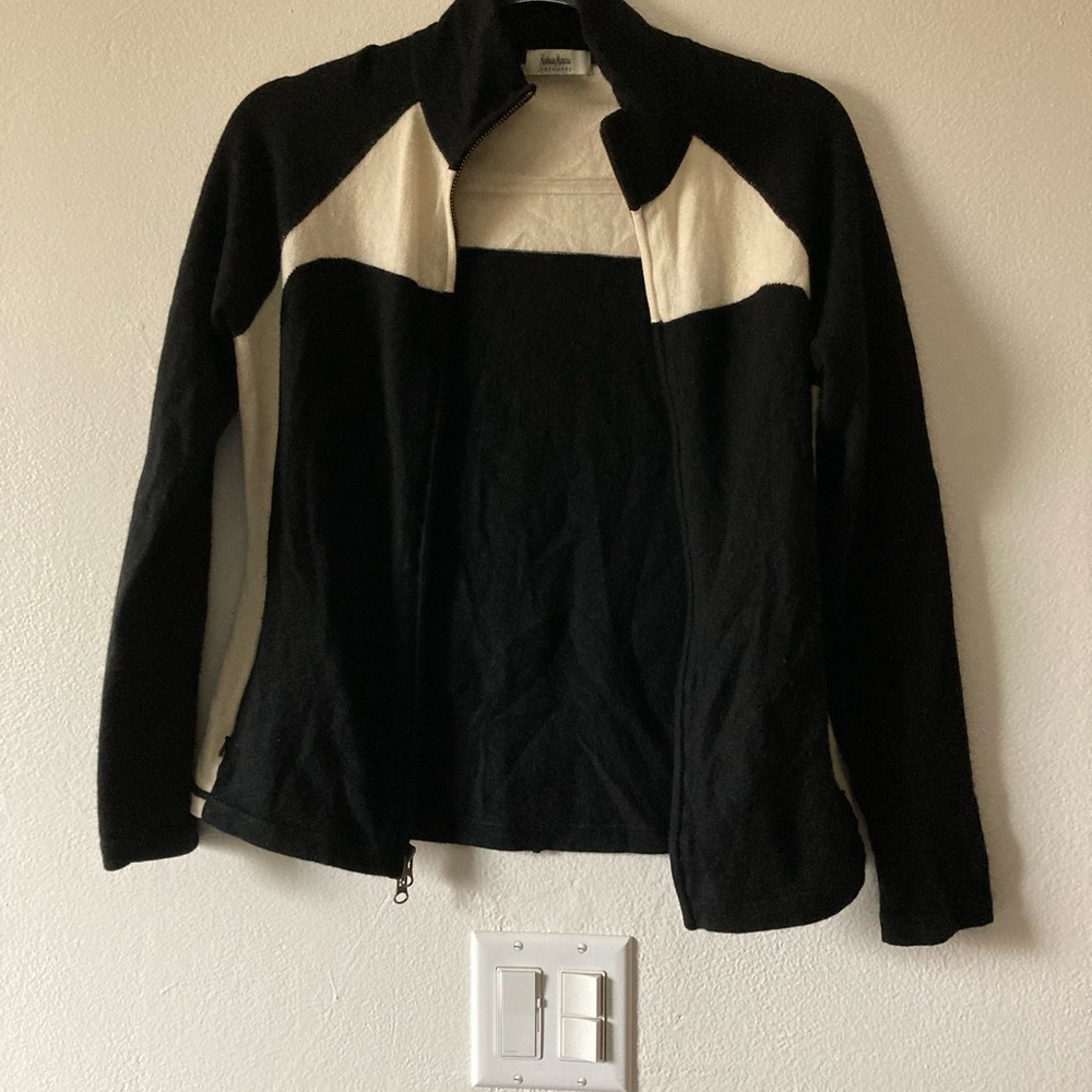 Neiman Marcus Cashmere sweater for women